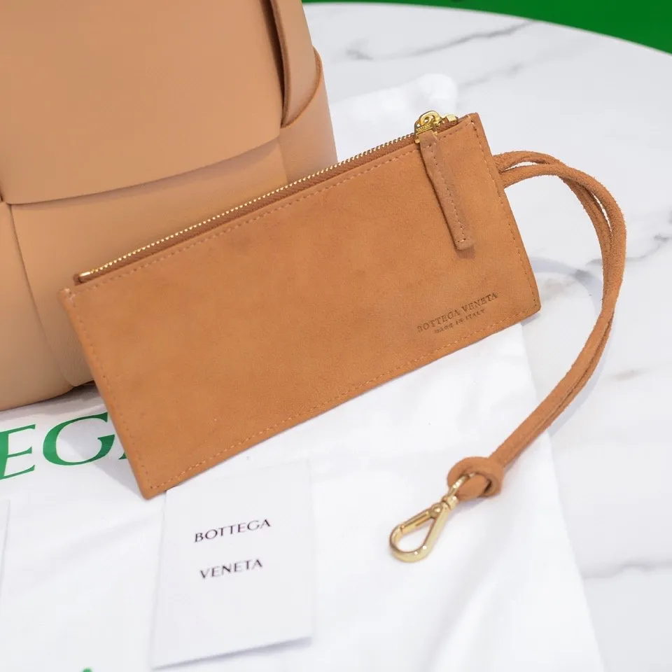 Batch 1760 Medium Arco, BottegaVeneta# 🧷Early spring SLIP tote handbag, the oversized woven design really makes it a huge gap from ordinary tote bags🔗🔗The interior is matched with a leather system ⛓Daniel Lee leads the brand gene to continue to evolve with fresh inspiration🧬🧬 Shows the balance between luxury and reality👉Almond color Size: 30*20*12, model 9893#